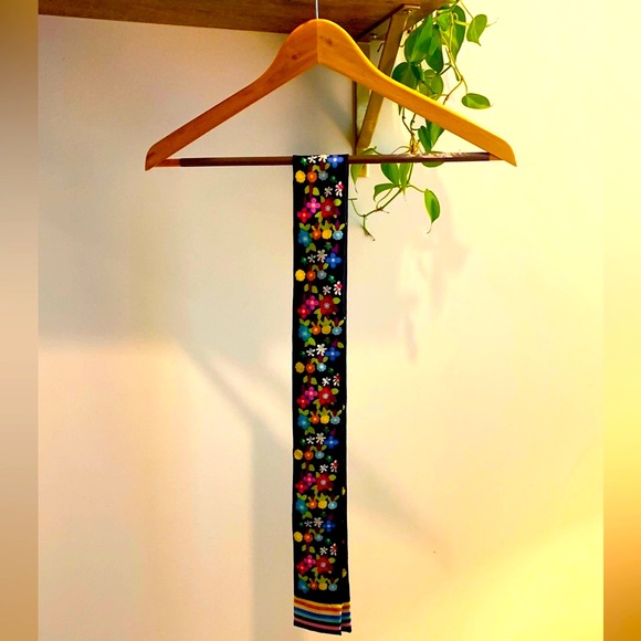 Louis Vuitton floral scarf, gently used - Picture 5 of 6